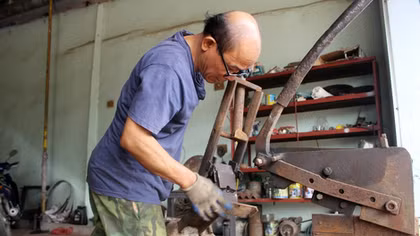 Lão nông học hết lớp 5 có tài chế tạo máy