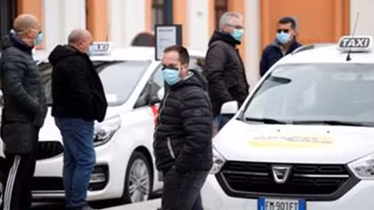 Italy: Chở miễn phí người già đi tiêm vaccine ngừa COVID-19