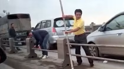 Tài xế ô tô tháo barie trốn CSGT trên cầu bị phạt 1 triệu đồng