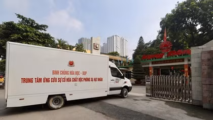 Bộ đội hóa học bắt đầu tẩy độc kho Rạng Đông
