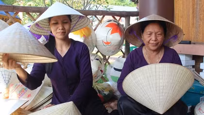 Người phụ nữ giữ “lửa nghề”, cưu mang những mảnh đời khốn khó