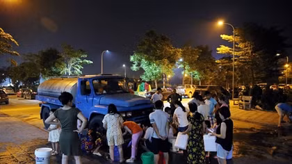 Nửa đêm, người Hà Nội ôm bình đi nhận nước sạch