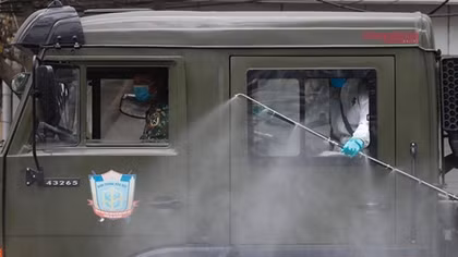 Khử trùng khu vực có ca COVID-19 thứ 17 ở Hà Nội