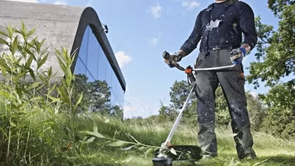 Bé gái nguy kịch do lưỡi máy cắt cỏ văng trúng bụng