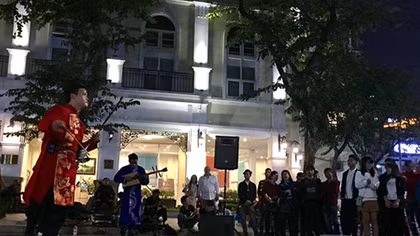 Âm thanh dân tộc trên phố đi bộ