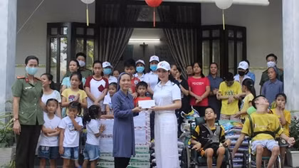 Hoa hậu Giáng My cùng Công an trao hàng trăm suất quà từ thiện