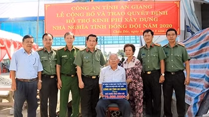 Công an tỉnh An Giang thăm và hỗ trợ kinh phí xây nhà Nghĩa tình đồng đội