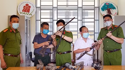 Vừa cấp CCCD vừa thu hồi vũ khí vật liệu nổ