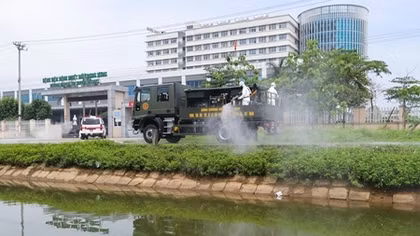 Bộ đội hóa học phun khử trùng Bệnh viện Bệnh nhiệt đới Trung ương