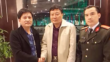Trao trả tài sản trị giá 23.000USD cho du khách Campuchia