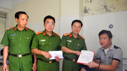 Tặng quà Phó trưởng đồn bị thương trong lúc bắt tội phạm ma túy