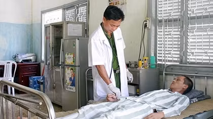 Người thầy thuốc trại giam vượt qua bi kịch cuộc đời