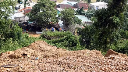 Di dời dân để tránh nguy cơ sạt lở núi