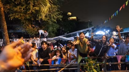 Hàng nghìn người tranh giành đồ cúng giữa đêm ở miền Tây