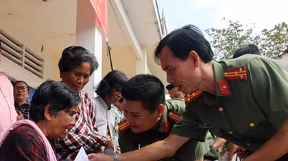 Người nặng lòng với công tác chính trị, tuyên truyền