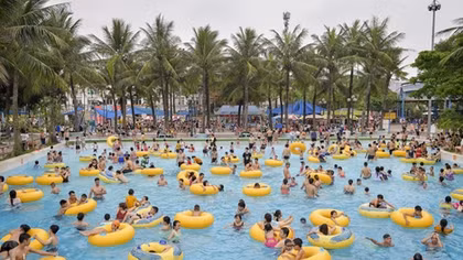 Dân Hà Nội ùn ùn vào công viên nước Hồ Tây giải nhiệt dịp nghỉ lễ