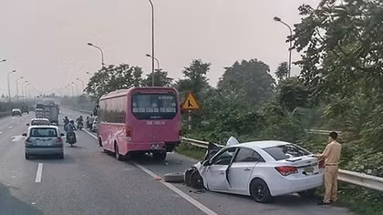 Đâm đuôi xe khách, xế hộp nát bươm đầu