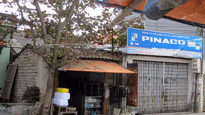 Đổ xô đi mua "nước thiêng" ở ngã ba sông