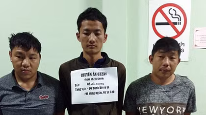 Thủ súng quân dụng, "cõng" 60 bánh heroin vào Việt Nam
