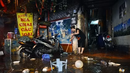 Hà Nội mưa trong đêm, nhiều tuyến đường mênh mông nước