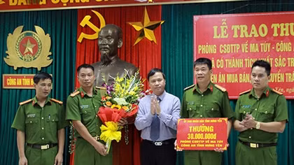 Khen thưởng Công an Hưng Yên bắt vụ 8 bánh heroin