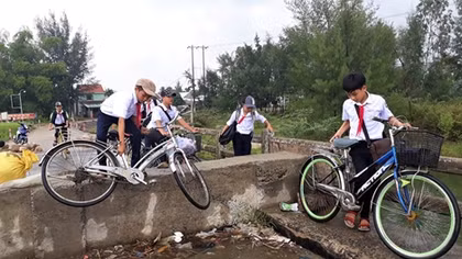 “Lỡ hẹn” xây cầu, người dân bất chấp nguy hiểm qua cầu chờ sập