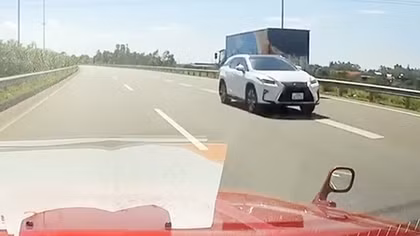 Phạt nặng tài xế ô tô nghênh ngang ngược chiều cao tốc