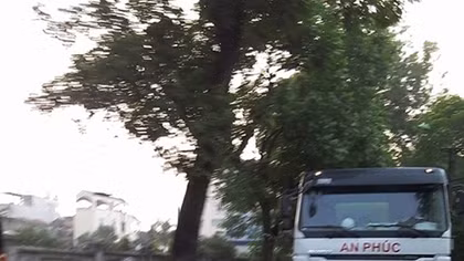 Xe trộn bê tông ngông nghênh đi vào phố cấm tại Hà Nội