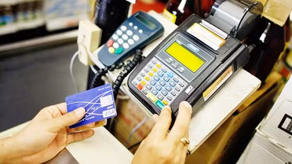 Phát hiện nhóm người nước ngoài dùng thẻ tín dụng giả mua hàng