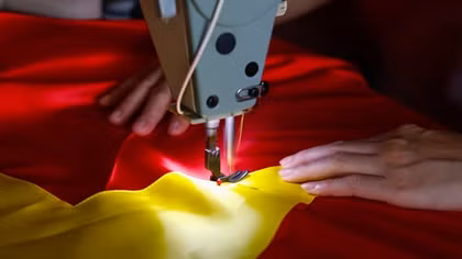 Truyền thống làm cờ Tổ Quốc của một gia đình Hà Nội