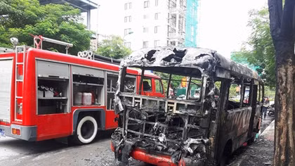 Xe bus đang lưu thông bốc cháy dữ dội
