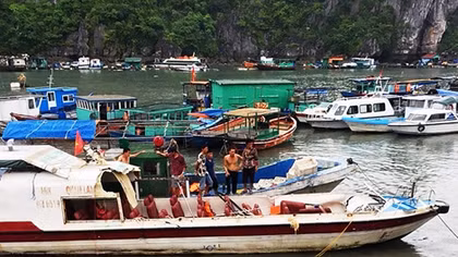 Tàu cá không đăng kiểm tông tàu cao tốc tung nóc