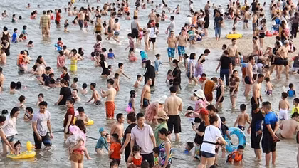 Đổ xô đến đến các khu du lịch khiến giao thông ùn tắc, dịch vụ quá tải