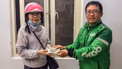 Tài xế grab trả lại 100 triệu đồng cho người đánh rơi