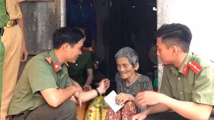 Đoàn thanh niên Công an TP Tuy Hòa tặng quà gia đình chính sách