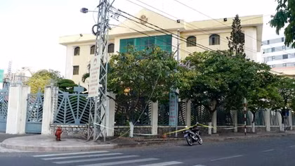 Đang treo băng rôn, người đàn ông ngã xuống đất tử vong