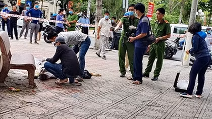 Đang ngủ trên ghế đá, người đàn ông ngã lăn xuống đất tử vong