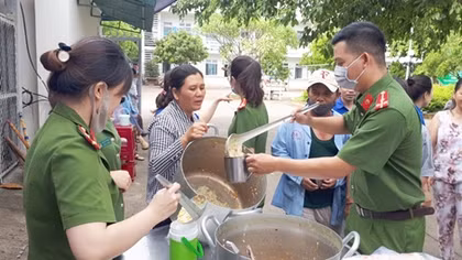 Chương trình “Bát cháo yêu thương, lan tỏa nghĩa tình”