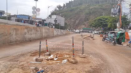 Hai thợ hồ giải cứu đứa trẻ 4 tuổi rơi xuống hố cống thoát nước