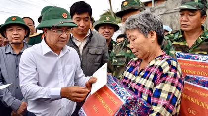 Phó Thủ tướng Trịnh Đình Dũng kiểm tra công tác ứng phó cơn bão số 6 tại Bình Định