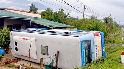 Người dân đập cửa giải cứu hơn 15 người trên xe buýt lật nghiêng