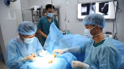 Trung tâm Y tế thị trấn Trường Sa phẫu thuật cấp cứu ngư dân bị tai nạn lao động