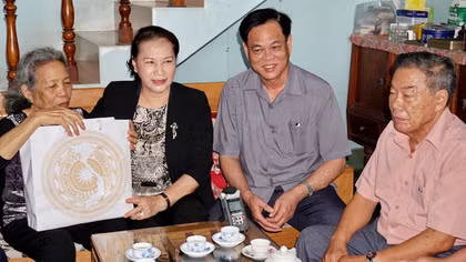 Chủ tịch Quốc hội thăm Mẹ Việt Nam Anh hùng ở Phú Yên