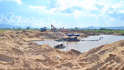 Doanh nghiệp mượn giấy phép hợp pháp để khai thác cát lậu
