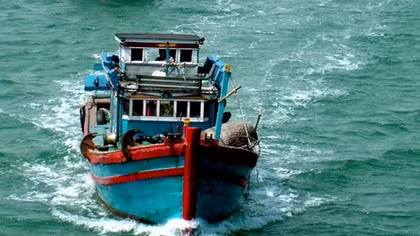 Đưa ngư dân bị dập nát cánh tay vào bờ điều trị