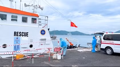 Cứu nạn thủy thủ nước ngoài từ biển khơi về cảng Nha Trang
