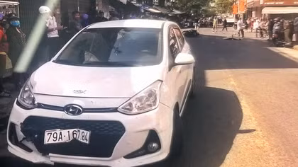 Ôtô tông hai xe máy khiến 4 người thương vong
