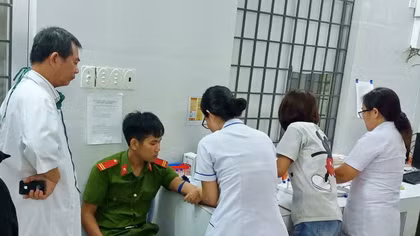 Công an cùng viên chức hiến máu giữa đêm khuya để cứu sống sản phụ