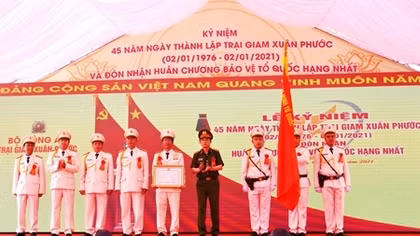 Trại giam Xuân Phước đón nhận Huân chương Bảo vệ Tổ quốc hạng Nhất