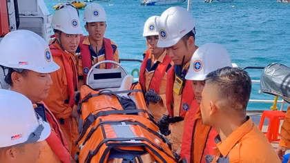 Cứu ngư dân bị tai nạn lao động khi hành nghề trên biển